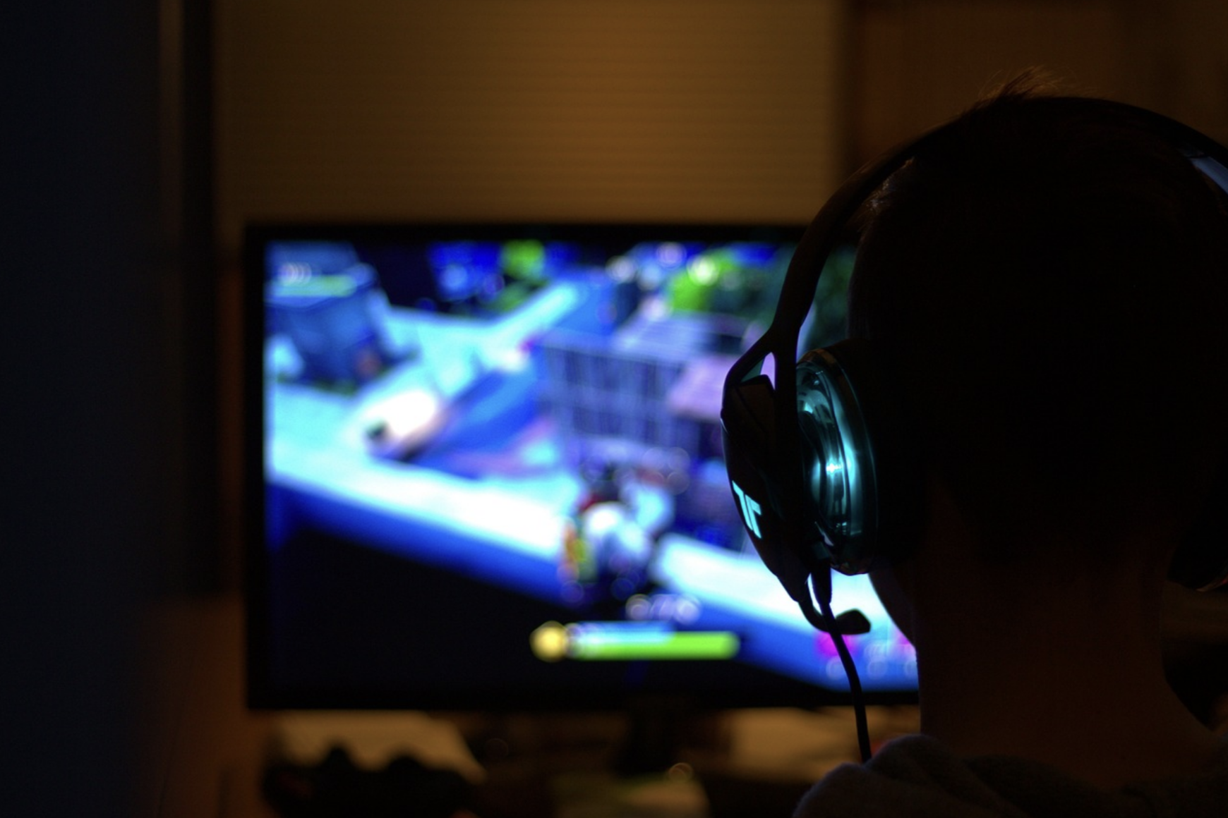 Is online gaming a better experience on a desktop or mobile app?